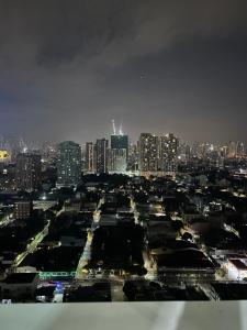vistas a una ciudad por la noche con edificios en BREEZE RESIDENCES PASAY (NEAR AIRPORT MOA PICC CCP FAST WIFI NETFLIX POOL KARAOKE) en Manila