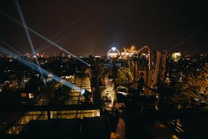 - Vistas a la ciudad por la noche con luces en La Mejor Hotel & Sky Bar, en Hanói