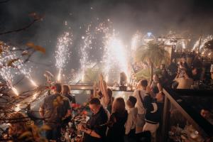 ハノイにあるLa Mejor Hotel & Sky Barの花火大会の人々 +37枚の写真