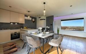Кухня или мини-кухня в Nice Home In Vinogradi Ludbreski
