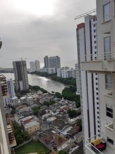 uitzicht op een stad met een rivier en gebouwen bij Apartamento Cerca la ciudad amurallada Cartagena in Cartagena