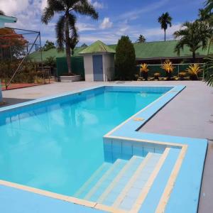 a large swimming pool with blue water at LE RIC HOUSING LTD in Apia