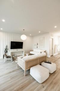 ein weißes Schlafzimmer mit 2 Betten und einem TV in der Unterkunft The Taj Of The Gulf! Luxury Beach Mansion! Sleeps 37, private pool & hot tub, putting golf in Panama City Beach + 198 Fotos