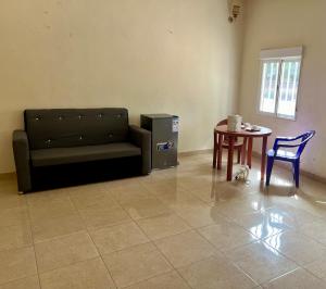 ein Wohnzimmer mit einem Sofa und einem Tisch in der Unterkunft Appartement meublé Kolda in Kolda