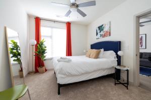 sypialnia z łóżkiem i wentylatorem sufitowym w obiekcie Modern Nulu 2BR CozySuites 05 w mieście Louisville