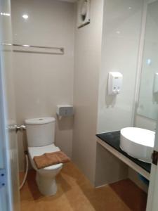 uma casa de banho com um WC e um lavatório em Suksomboonhotel em Loei