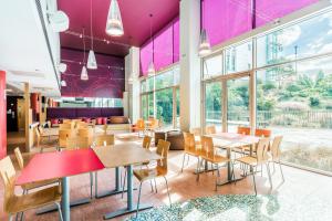 爱丁堡Summer Stays at The University of Edinburgh的餐厅设有桌椅和紫色天花板。