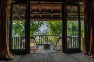 una vista dal portico di una camera con sedie di May Retreat - Huu Lung a Lạng Sơn