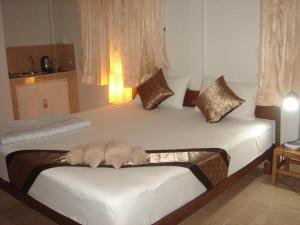 ein Schlafzimmer mit einem Bett mit zwei Kissen darauf in der Unterkunft Real Relax Resort in Ao Nang Beach