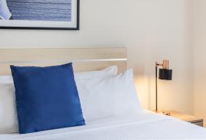 Oaks Sydney Castlereagh Suites客房内的一张或多张床位
