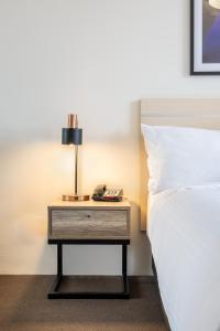 Oaks Sydney Castlereagh Suites客房内的一张或多张床位