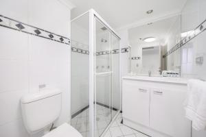 Oaks Sydney Castlereagh Suites的一间浴室