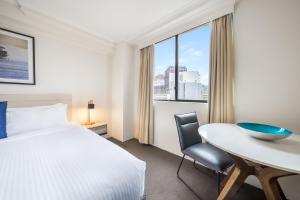 Oaks Sydney Castlereagh Suites客房内的一张或多张床位