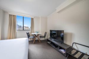Oaks Sydney Castlereagh Suites的电视和/或娱乐中心