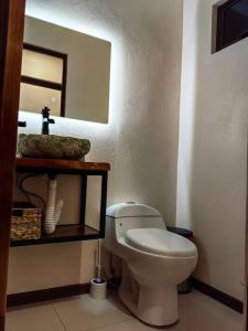 A bathroom at Apu House, Privacidad y paz para disfrutar en pareja, familia o amigos, con aire acondicionado