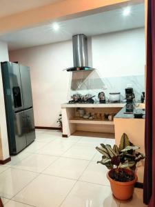 Una cocina o zona de cocina en Apu House, Privacidad y paz para disfrutar en pareja, familia o amigos, con aire acondicionado