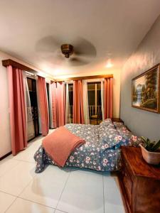 A bed or beds in a room at Apu House, Privacidad y paz para disfrutar en pareja, familia o amigos, con aire acondicionado