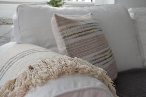 a white couch with two pillows on it at Trentseeparadies in Plön