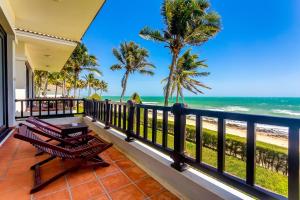 balcón con vistas a la playa en Lotus Muine Resort & Spa, en Mui Ne