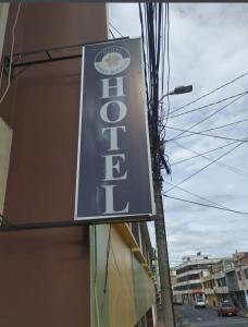 una señal para un hotel al lado de un edificio en Hotel Torre Bolívar, en Pasto