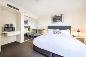 Oaks Sydney Castlereagh Suites客房内的一张或多张床位