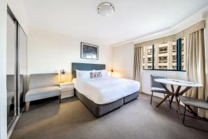 Oaks Sydney Castlereagh Suites客房内的一张或多张床位
