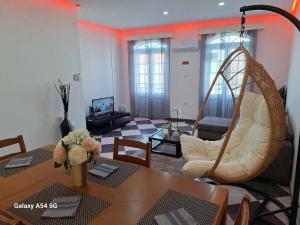 - un salon avec une table et une balançoire dans l'établissement Apartment in Biscoitos Terceira, à Biscoitos