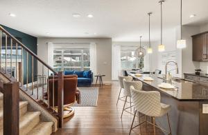 cocina y sala de estar con mesa y sillas en Includes AC Private Office Garage Parking and Easy Access to the Anthony Henday, en Nisku