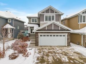 una casa con un garaje en la nieve en Includes AC Private Office Garage Parking and Easy Access to the Anthony Henday, en Nisku