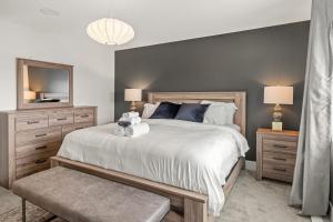 1 dormitorio con 1 cama grande y espejo en Includes AC Private Office Garage Parking and Easy Access to the Anthony Henday, en Nisku