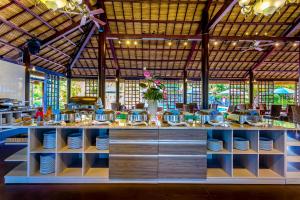 ein Restaurant mit einer Theke mit Gerichten darauf in der Unterkunft Lotus Muine Resort & Spa in Mui Ne
