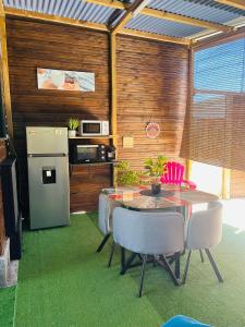 A cozinha ou cozinha compacta de ô Bois Dormant, Bungalow & jacuzzi privé