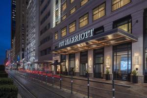 ein Gebäude mit einem Schild an der Seite in der Unterkunft JW Marriott Houston Downtown in Houston