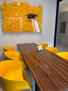 una sala de conferencias con mesa y sillas amarillas en CD401 Increíble Loft la mejor zona de la ciudad, en Guadalajara