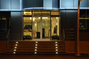 - un bâtiment avec des escaliers et des lumières devant dans l'établissement Hotel and Apartments Al Raqi Mall Artiaad, à Tabuk