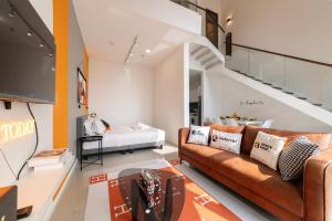 ein Wohnzimmer mit einem Sofa und einem Bett in der Unterkunft HighPark Suites by Sleepy Bear in Petaling Jaya