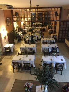 A restaurant or other place to eat at Palace Hotel Campos dos Goytacazes
