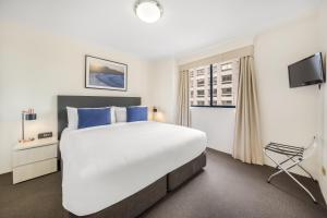 Oaks Sydney Castlereagh Suites客房内的一张或多张床位