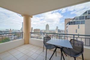 Oaks Sydney Castlereagh Suites的阳台或露台
