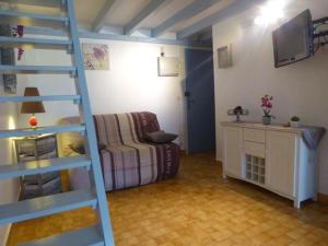 - un salon avec une échelle et un canapé dans l'établissement Appartement Argelès-sur-Mer, 2 pièces, 4 personnes - FR-1-776-73, à Argelès-sur-Mer