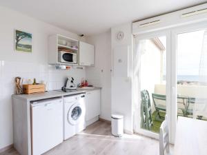 a kitchen with a washer and dryer in a room at Cosy T2 Saint-Pierre, 4 pers, Animaux OK - FR-1-409-252 in Fleury