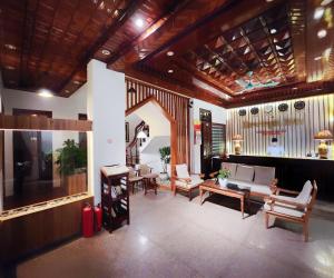 een woonkamer met een bank en een tafel bij Victory Hotel in Hue