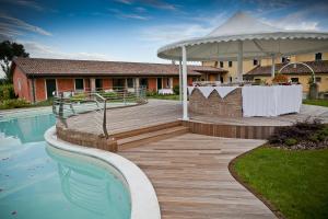 Bazén v ubytování Agriturismo Ai Casoni nebo v jeho okolí