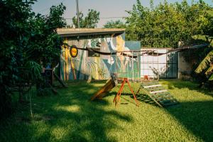 un patio con parque infantil frente a un edificio en ESPACIO MINGA, casa quinta en la ciudad, hasta 8 personas en Corrientes