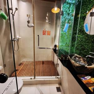 um chuveiro com uma porta de vidro na casa de banho em Victory Hotel em Hue