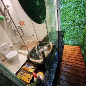 ein kleines Bad mit einer Dusche und einem WC in der Unterkunft Victory Hotel in Hue