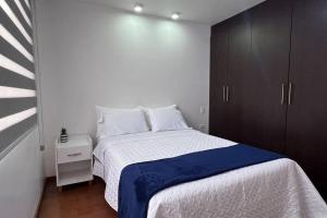 1 dormitorio pequeño con 1 cama y armario en Home Ibarra Parque Ciudad Blanca en Ibarra