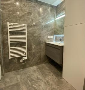 ein Bad mit einem Waschbecken und einem Spiegel in der Unterkunft Superbe Appartement Hypercentre climatisé in Cannes