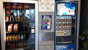 una máquina expendedora de bebidas con bebidas y refrescos en Ibis Budget St Gratien - Enghien-Les-Bains en Saint-Gratien