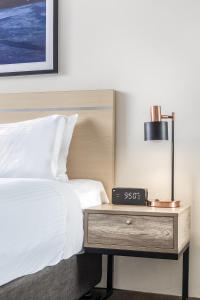 Oaks Sydney Castlereagh Suites客房内的一张或多张床位